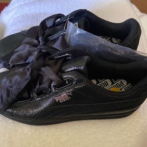 Puma. Black Women’s tennis shoes w/ribbon laces